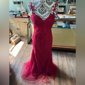 Pomuyoo Elegant Red Lace Mermaid Silhouette Evening Gown